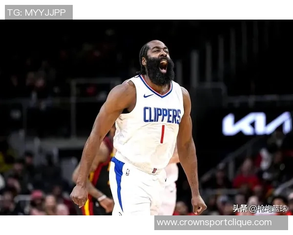 哈登谈球队配合训练称赞祖巴茨与科林斯的默契与随机应变能力