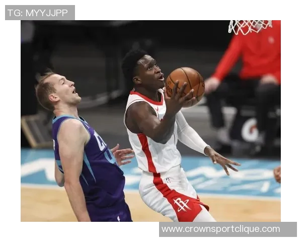 小卡盛赞奥拉迪波状态回暖快攻中展现空接三分与突破能力 小卡盛赞奥拉迪波状态回暖快攻中展现空接三分与突破能力